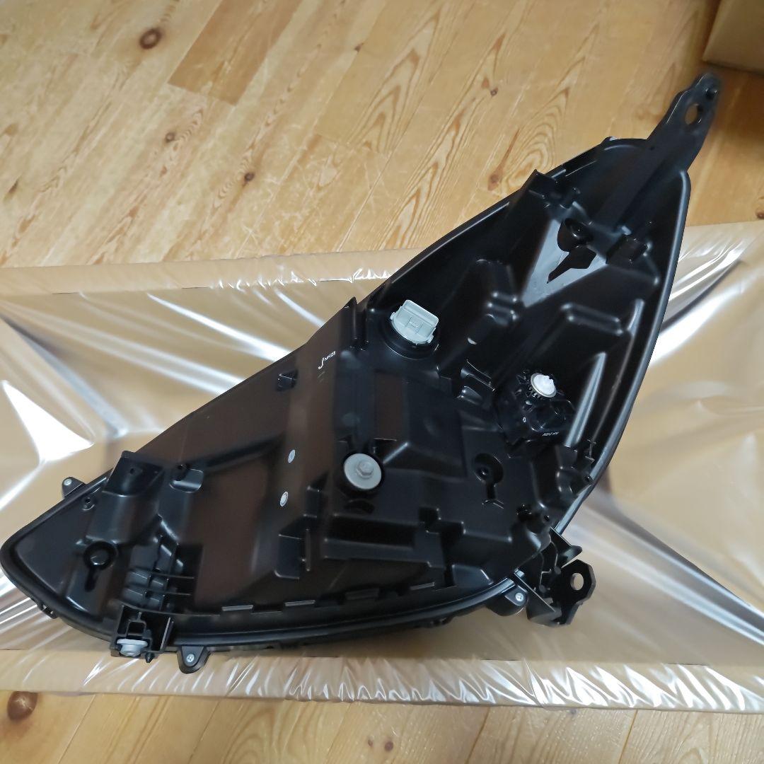 フィット　ホンダ　ヘッドライト　右