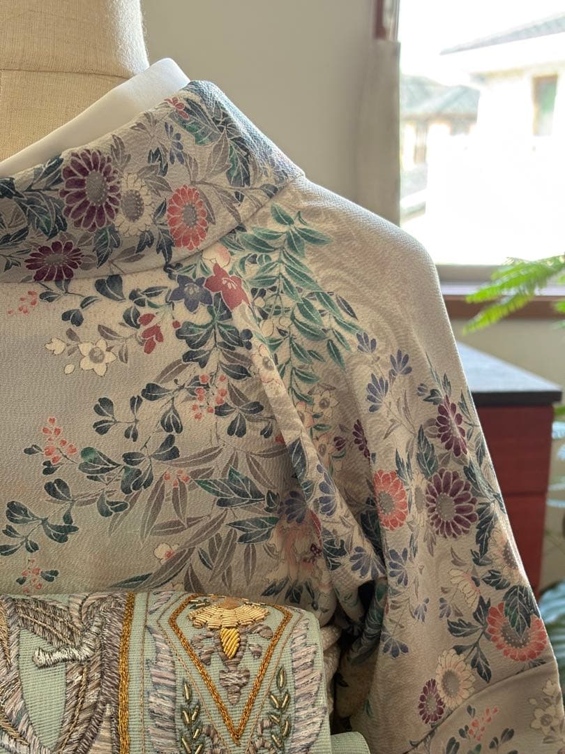 ❤️清楚で華やかな正絹小紋　美品　ice grayの流水に四季の花々　新品畳紙付き