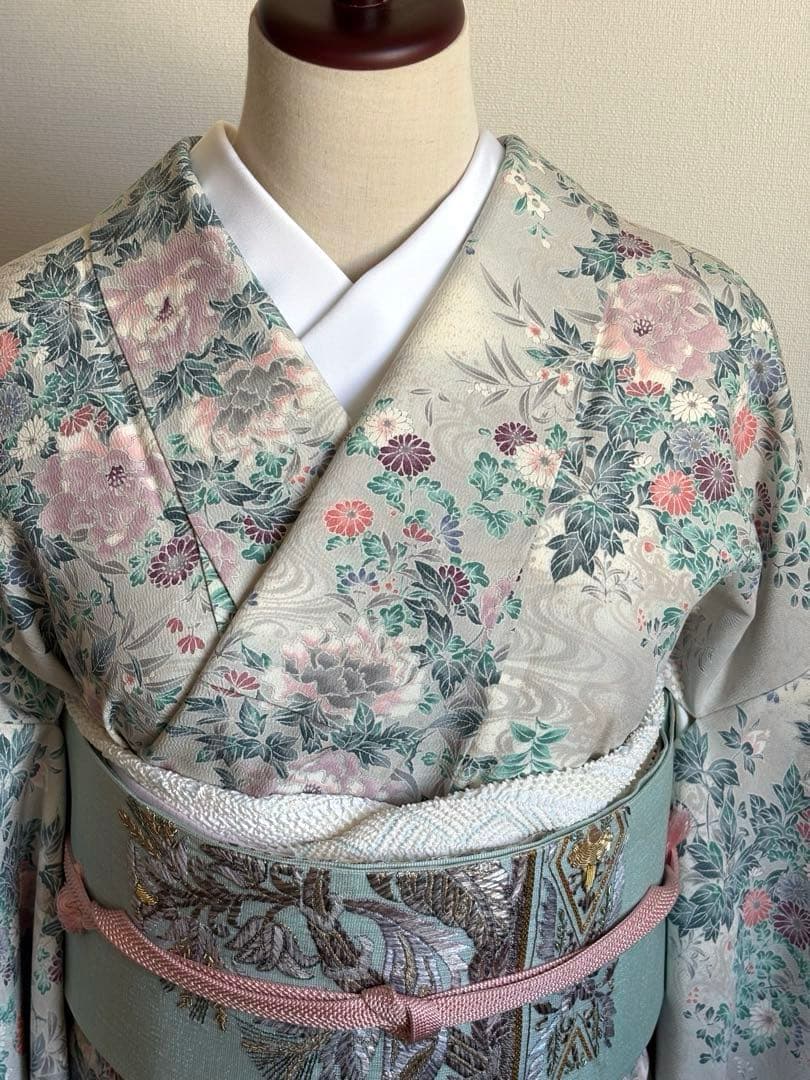 ❤️清楚で華やかな正絹小紋　美品　ice grayの流水に四季の花々　新品畳紙付き