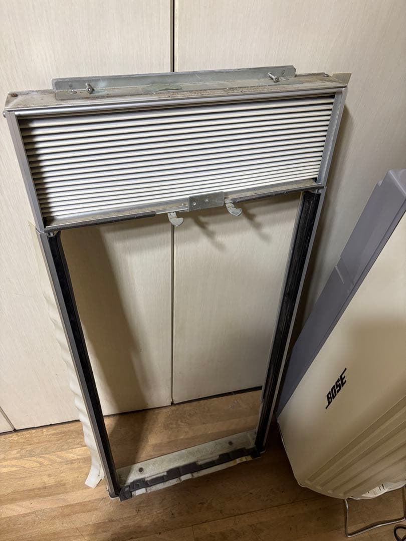 トヨトミ窓型エアコン冷房・除湿，取り付け枠付