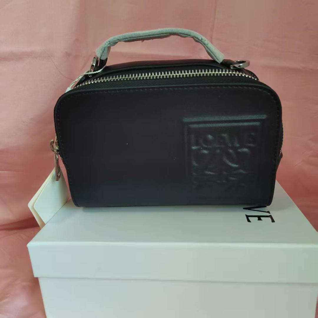 LOEWE ブラックレザー ミニハンドバッグ