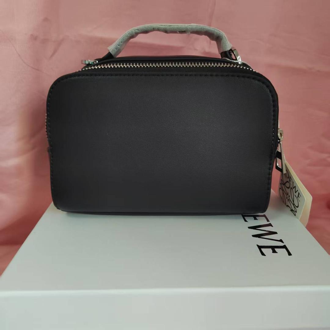 LOEWE ブラックレザー ミニハンドバッグ