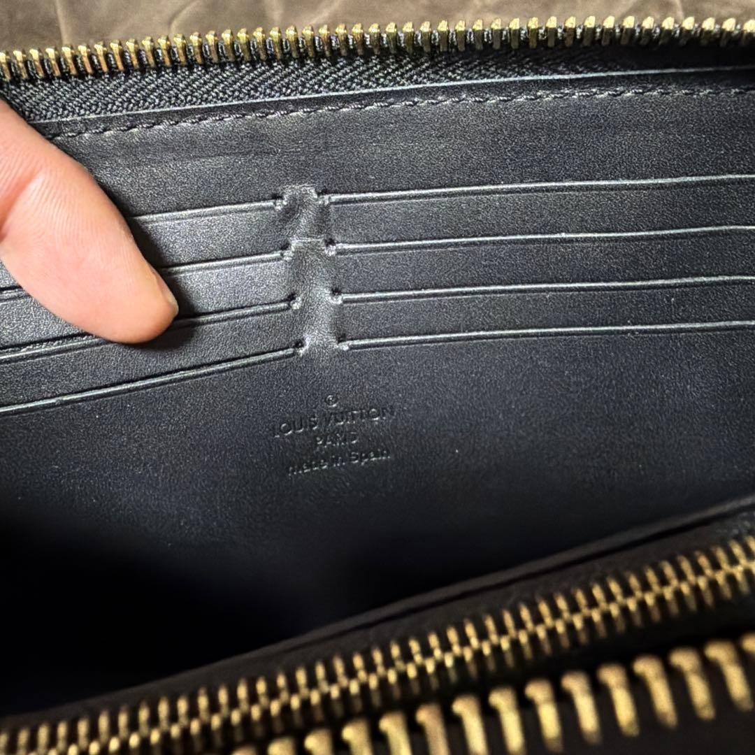 スタッズ装飾 黒 レザー 長財布