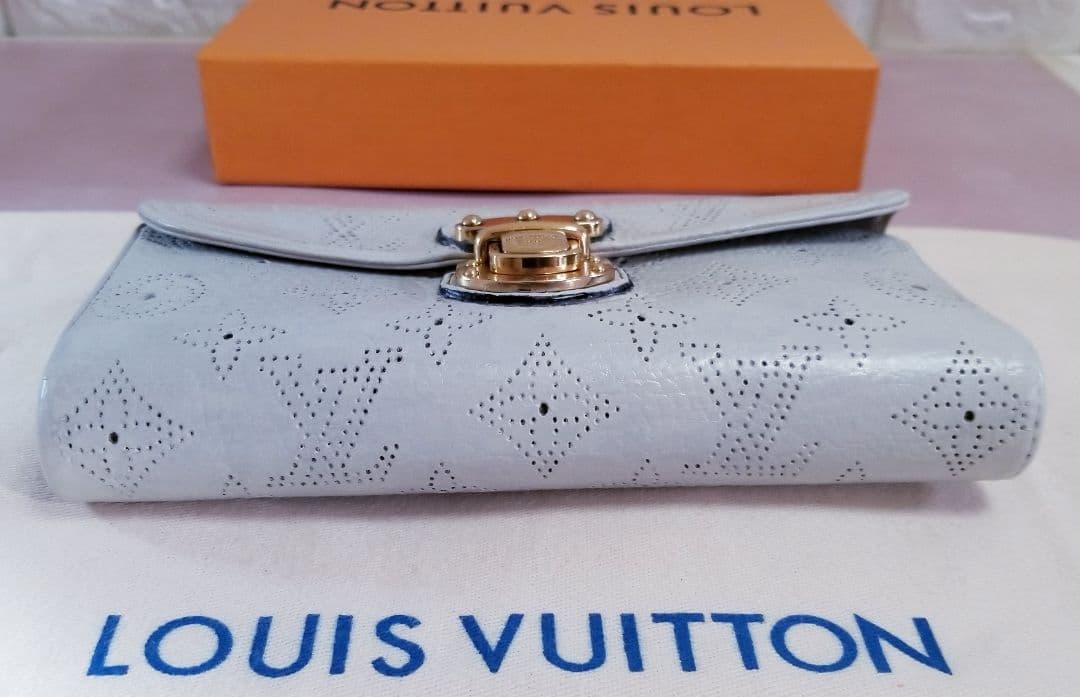 ルイヴィトン モノグラム パンチング マヒナ ポルトフォイユ アメリア 長財布