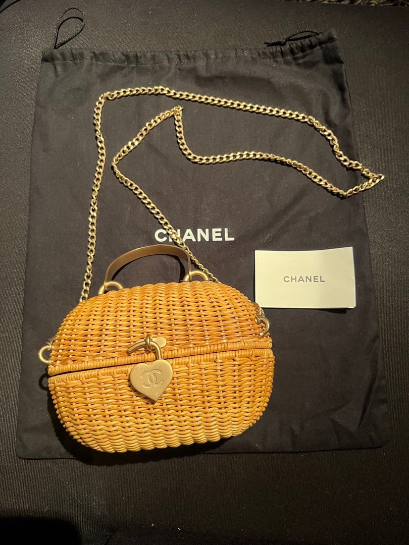 CHANEL かごバッグ ハート型ロック付き