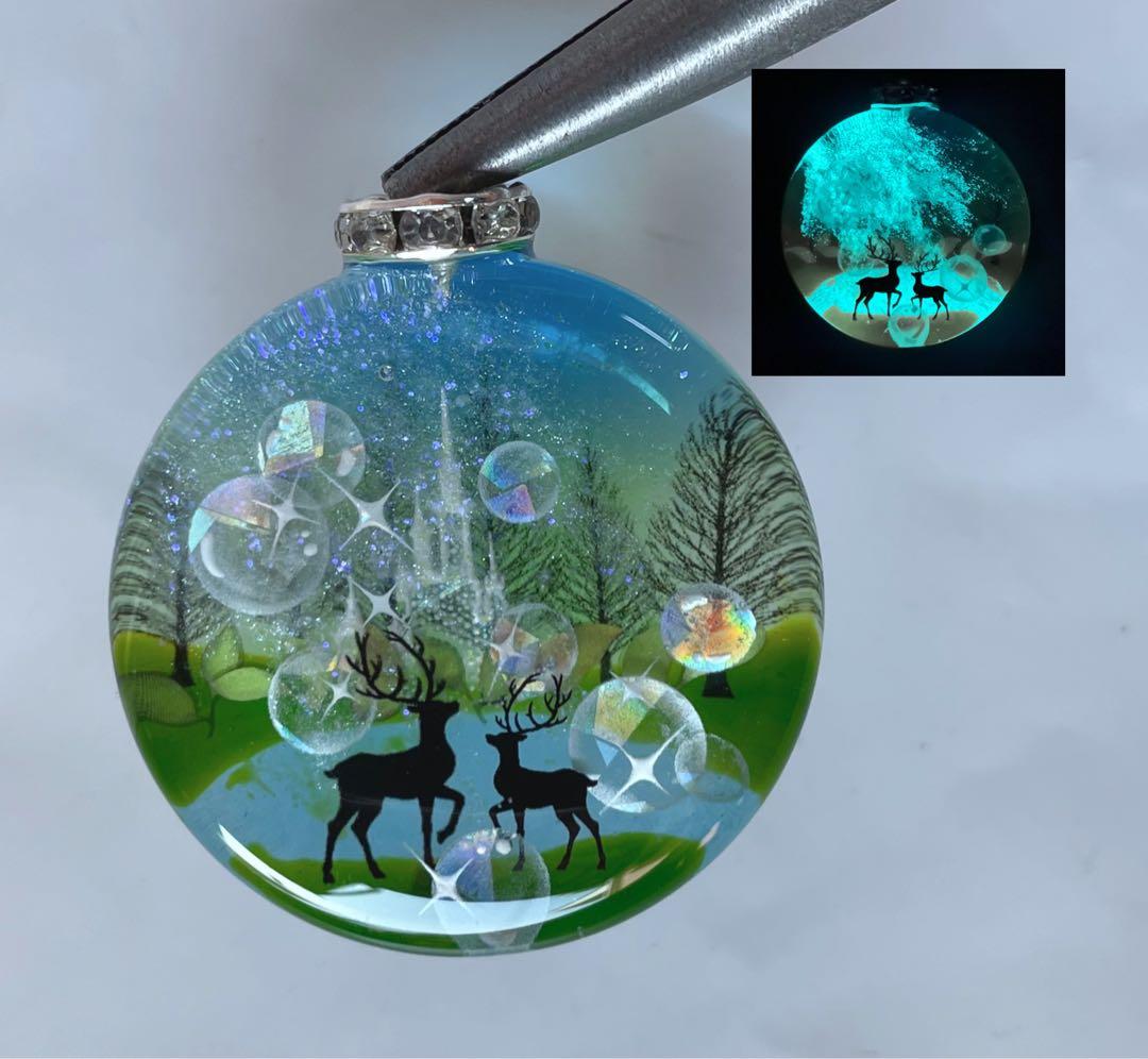 レジン/幻想の星空と子猫達　蓄光　オルゴナイトネックレス