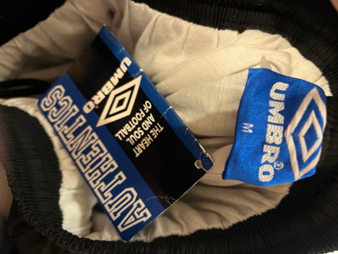 UMBRO ピステ・ウィンドブレーカー Mサイズ ブラック/レッド