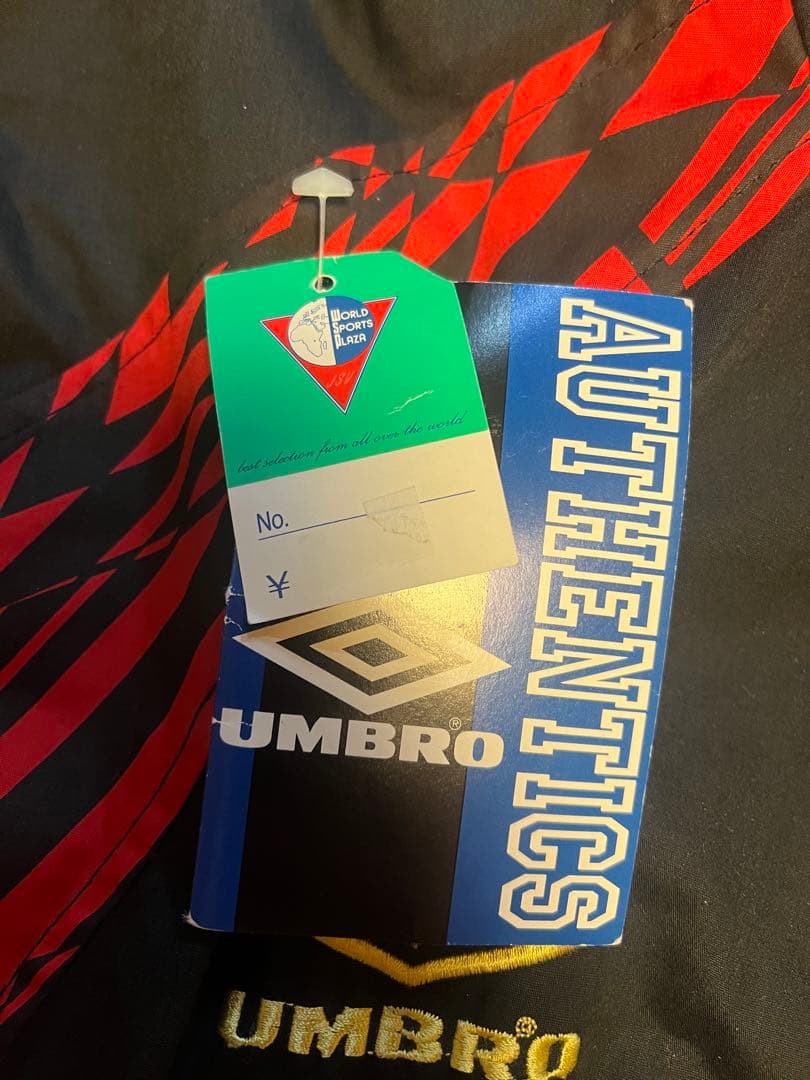 UMBRO ピステ・ウィンドブレーカー Mサイズ ブラック/レッド