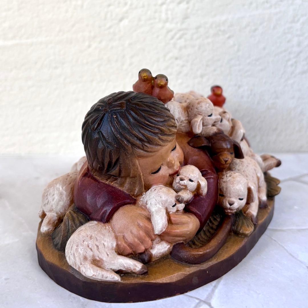 アンリ人形　Shepherd lying with lambs nativity