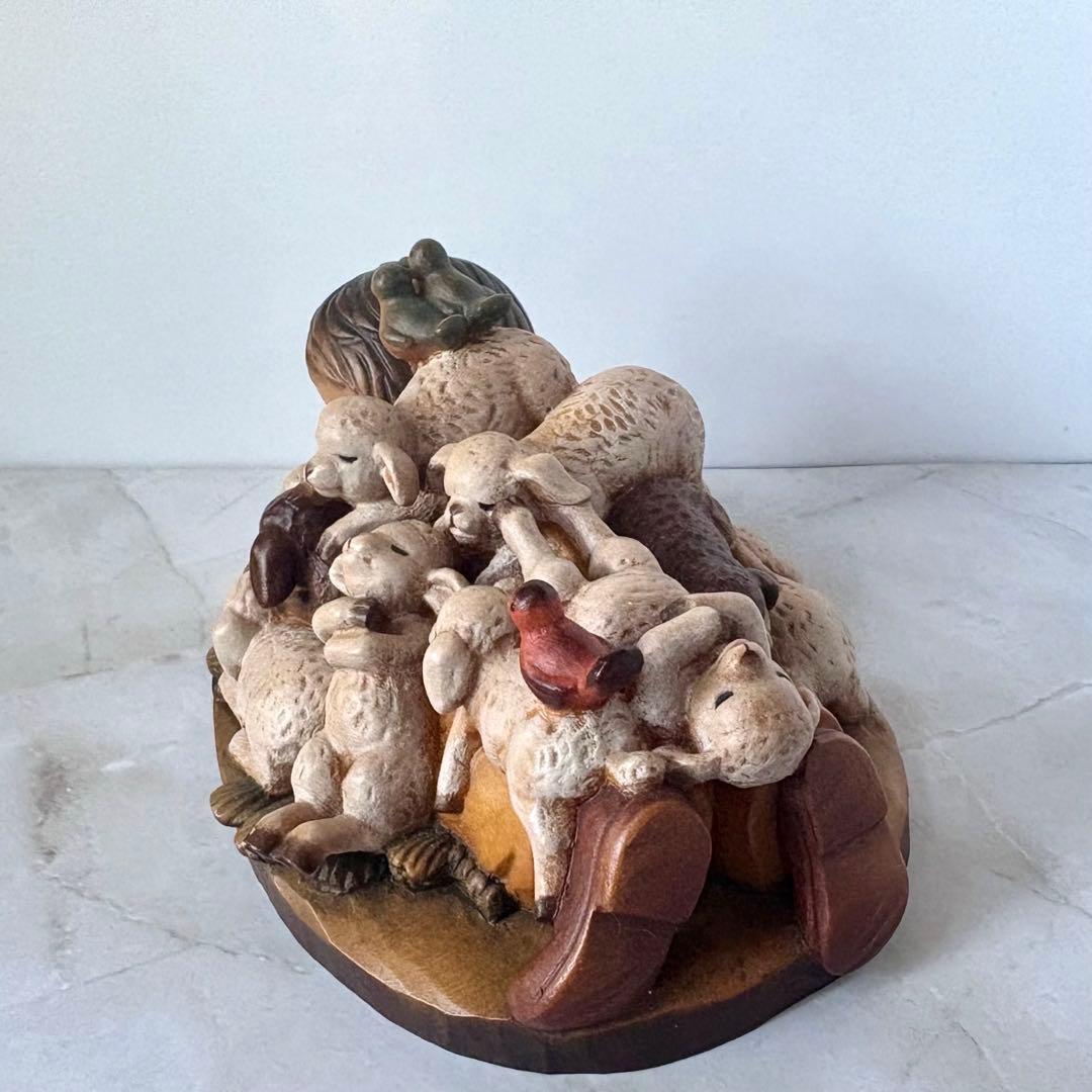 アンリ人形　Shepherd lying with lambs nativity