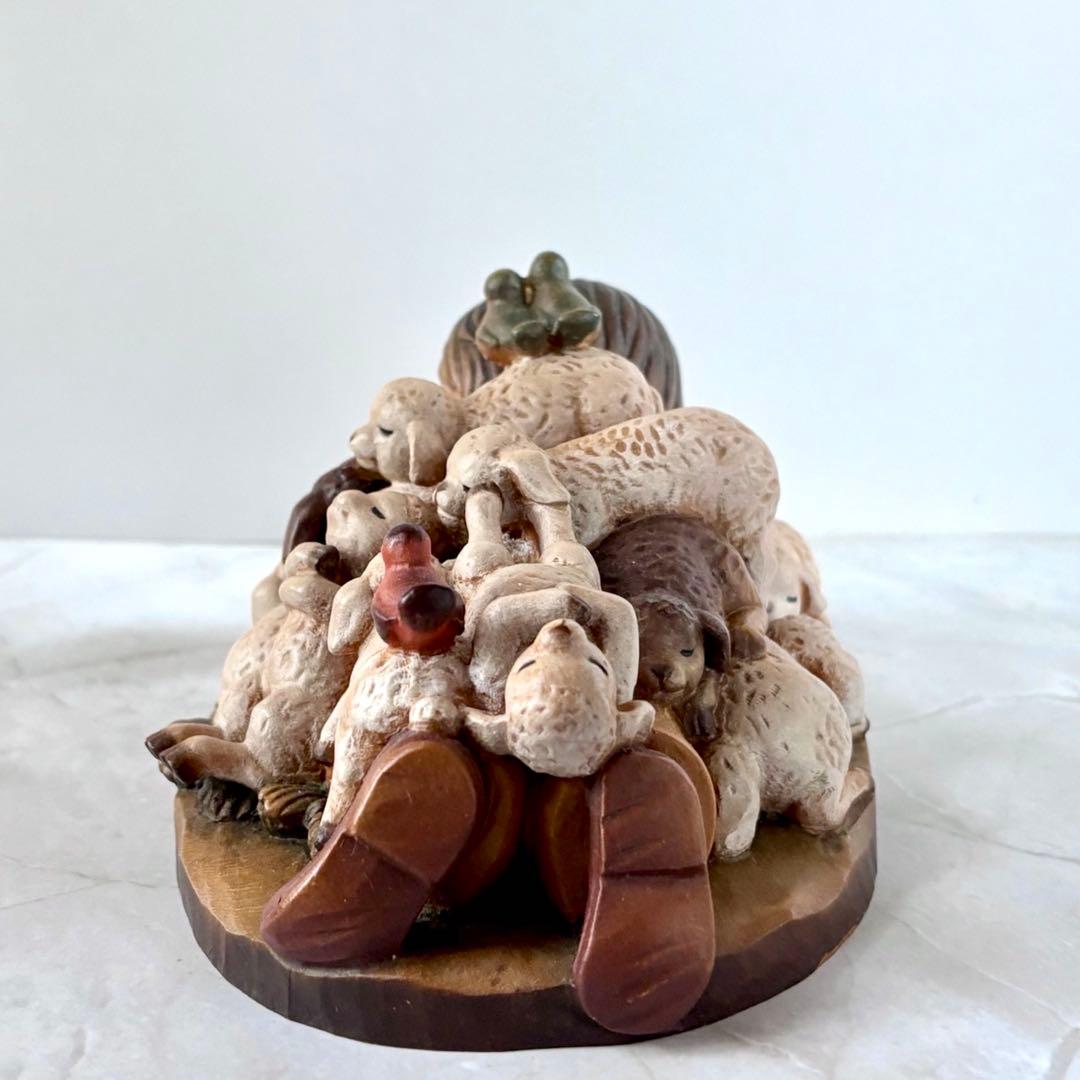 アンリ人形　Shepherd lying with lambs nativity