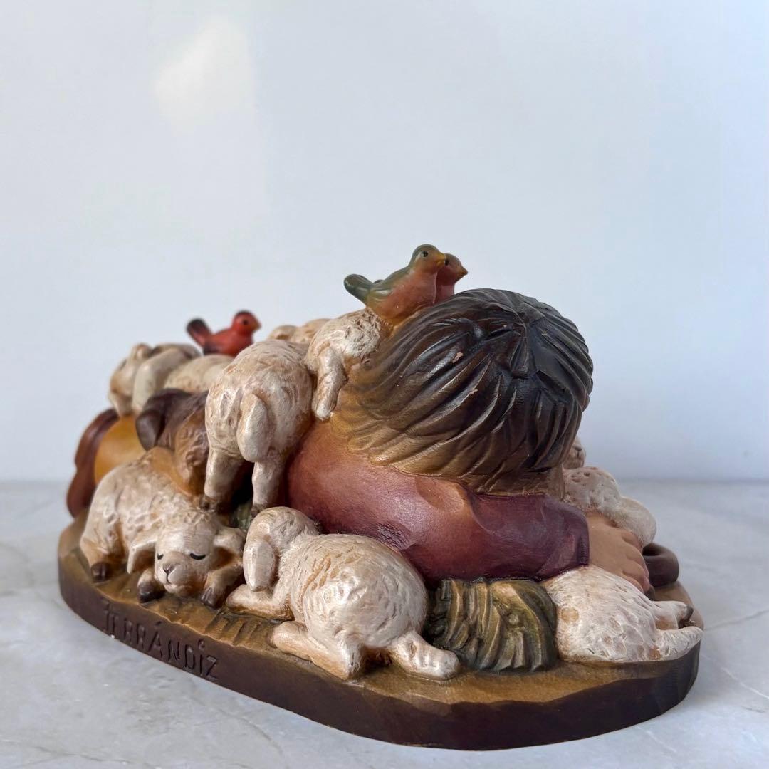 アンリ人形　Shepherd lying with lambs nativity