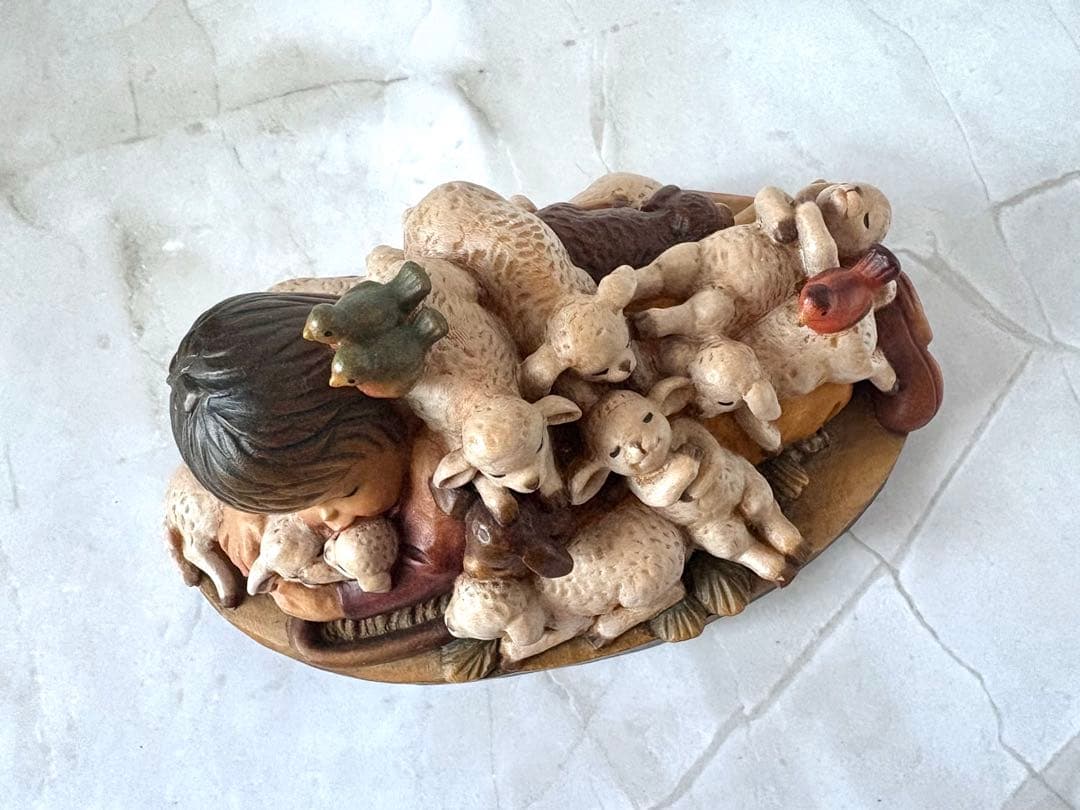 アンリ人形　Shepherd lying with lambs nativity