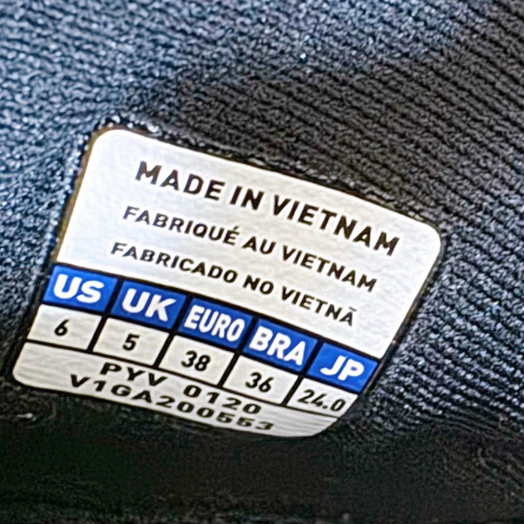 【未使用】MIZUNO　ミズノ　ウェーブライトニング Z6 バレーシューズ　24