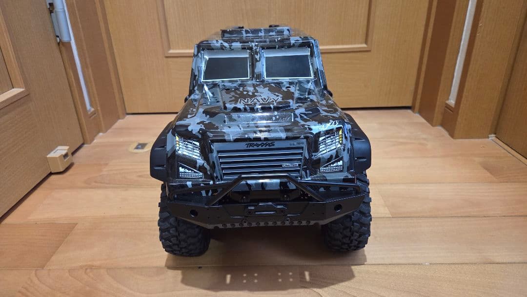 ラジコン 1/10 クローラー トラクサスのボディとタイヤ メカ付き