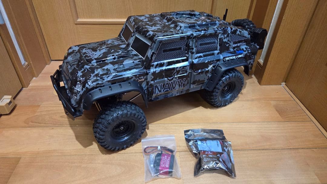 ラジコン 1/10 クローラー トラクサスのボディとタイヤ メカ付き