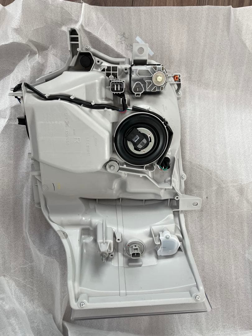 新品 ハイエース200系8型 純正ヘッドライト左右セットライトコントロール付き