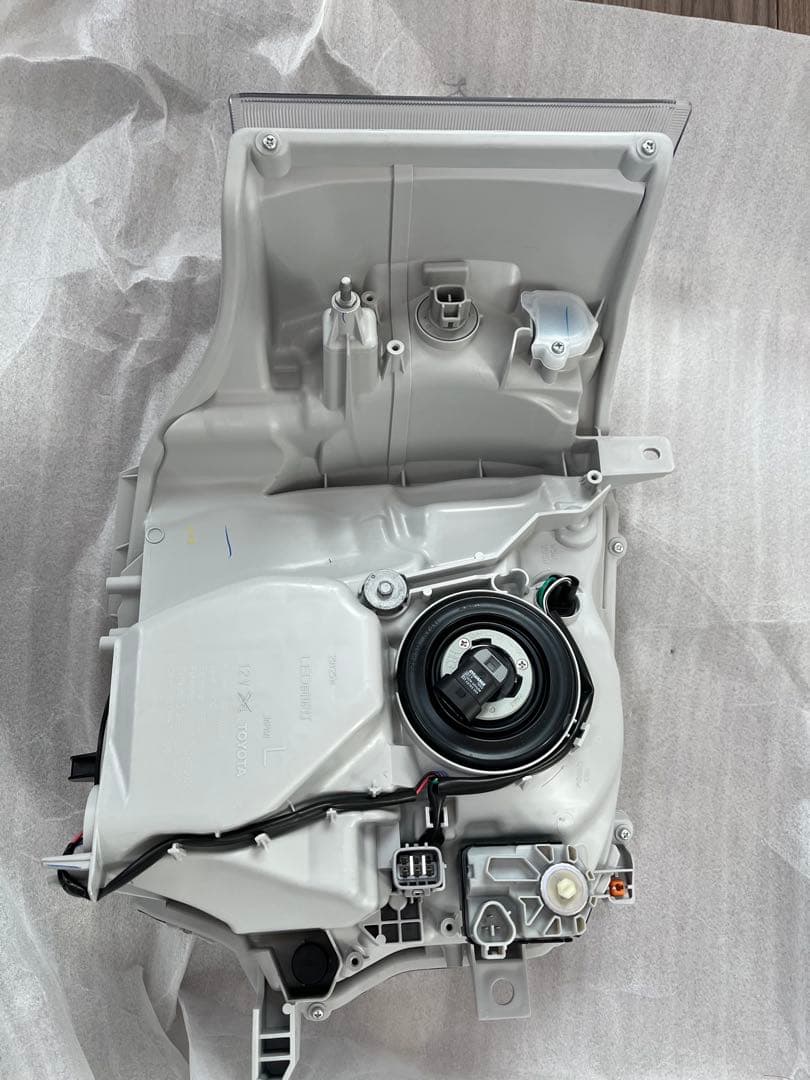 新品 ハイエース200系8型 純正ヘッドライト左右セットライトコントロール付き