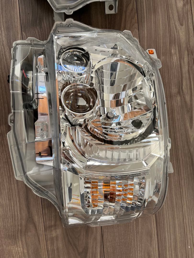 新品 ハイエース200系8型 純正ヘッドライト左右セットライトコントロール付き