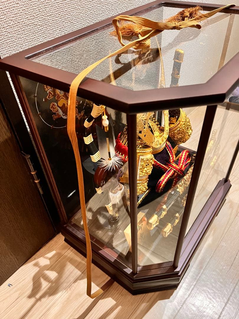 伝統的な五月人形 金色の兜と鎧