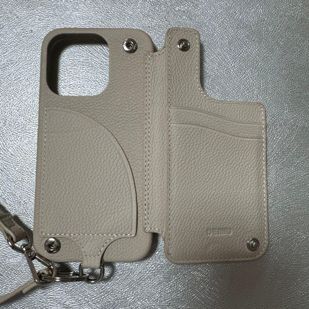 美品DEMIU POCHEFLAT iPhone15Pro ケース　ストラップ付