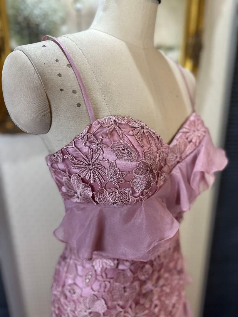 薄いピンクのフリルマーメイドドレス