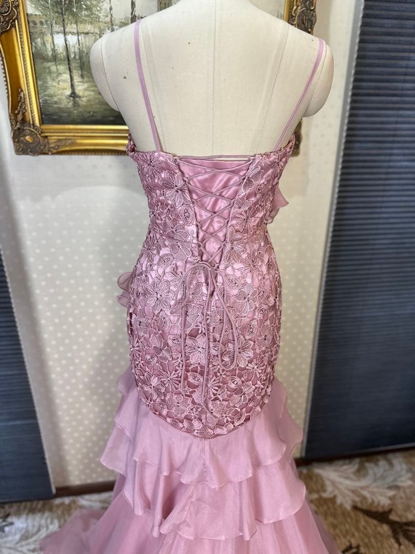 薄いピンクのフリルマーメイドドレス