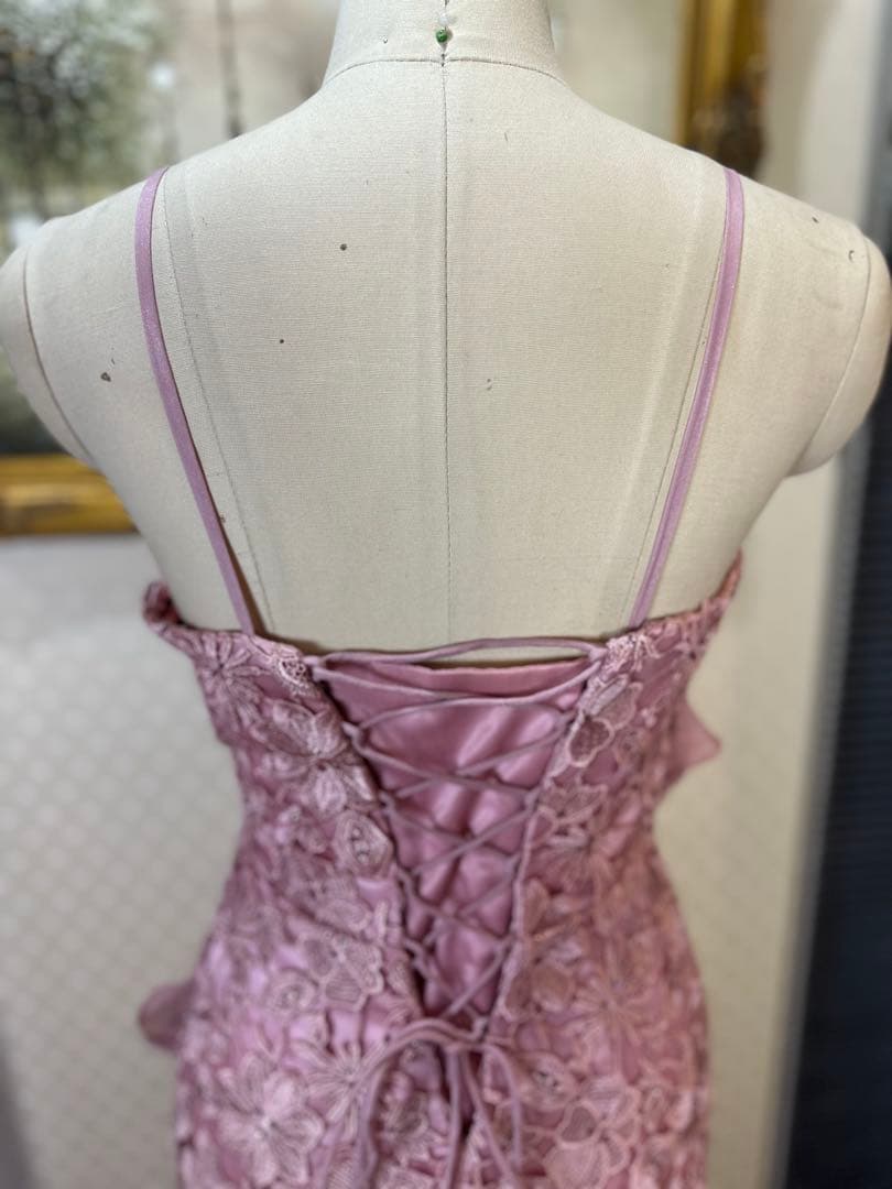 薄いピンクのフリルマーメイドドレス