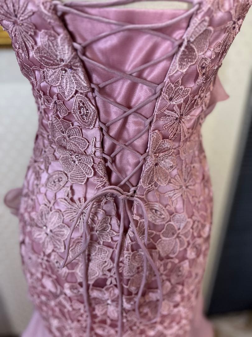 薄いピンクのフリルマーメイドドレス