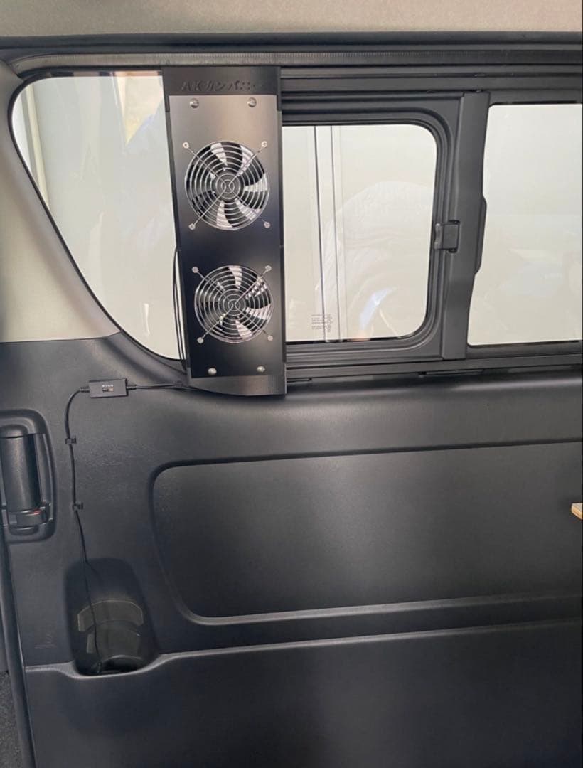 AKカンパニー　ハイエース200系専用換気ファン　スライド小窓取り付け 換気扇