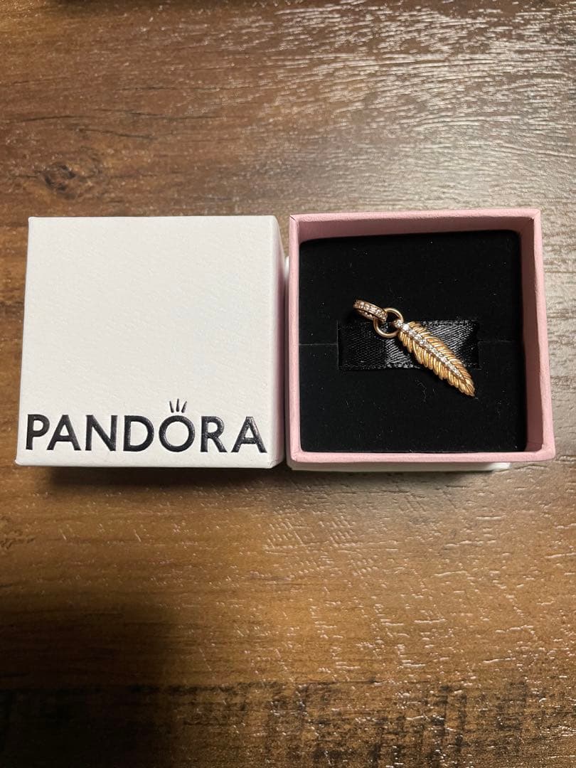 お値下げ中！パンドラ スパークリングフェザーダングルチャーム