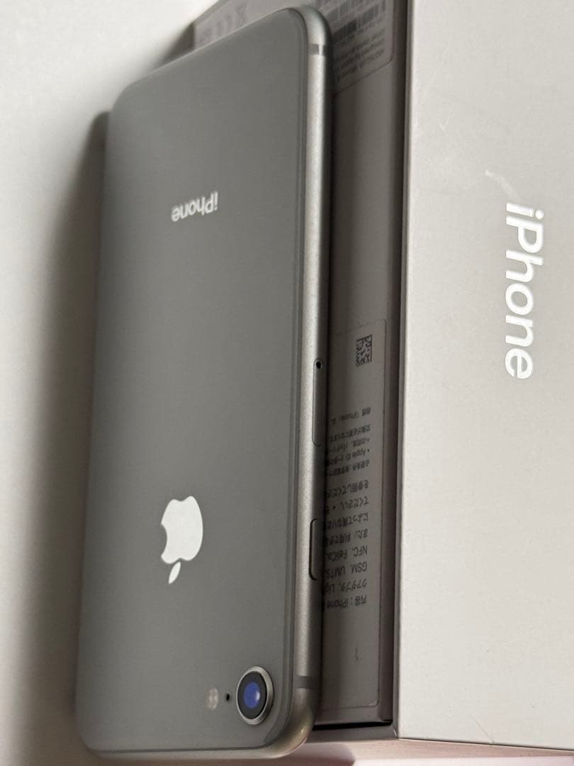 iPhone8 シルバー　本体　64gb 箱付き
