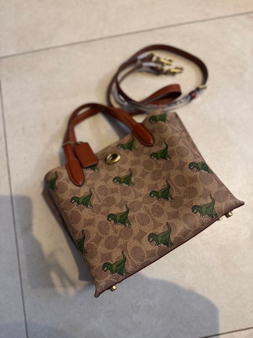 新品コーチ coachダイナソー柄トート/ショルダーバッグ