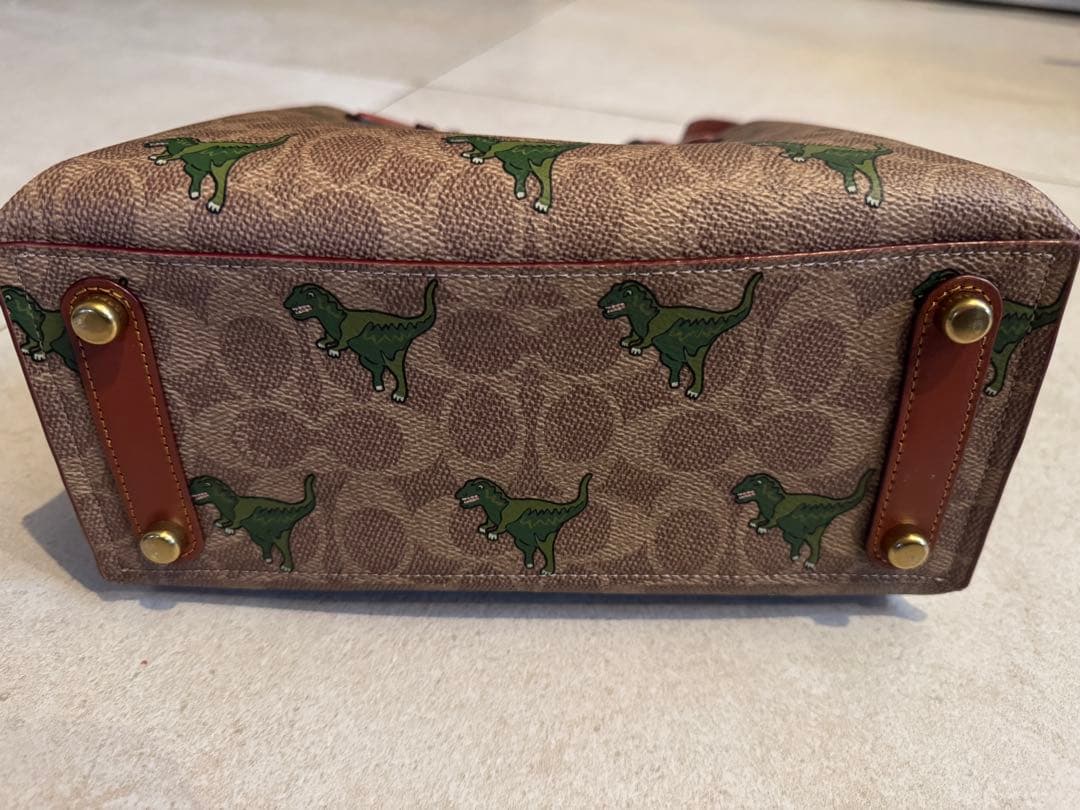 新品コーチ coachダイナソー柄トート/ショルダーバッグ
