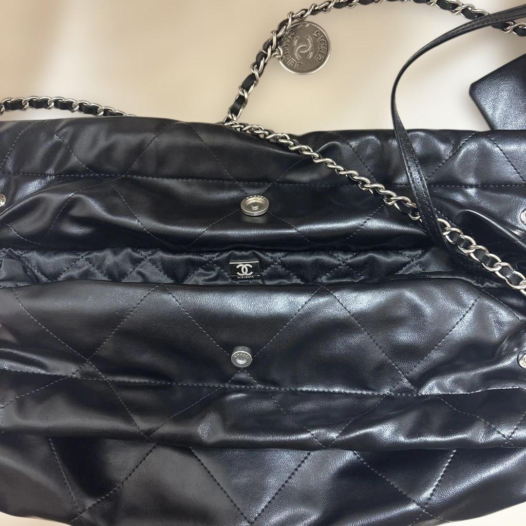 シャネル22シャイニーカーフチェーンショルダー