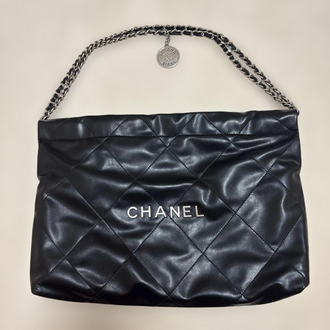 シャネル22シャイニーカーフチェーンショルダー