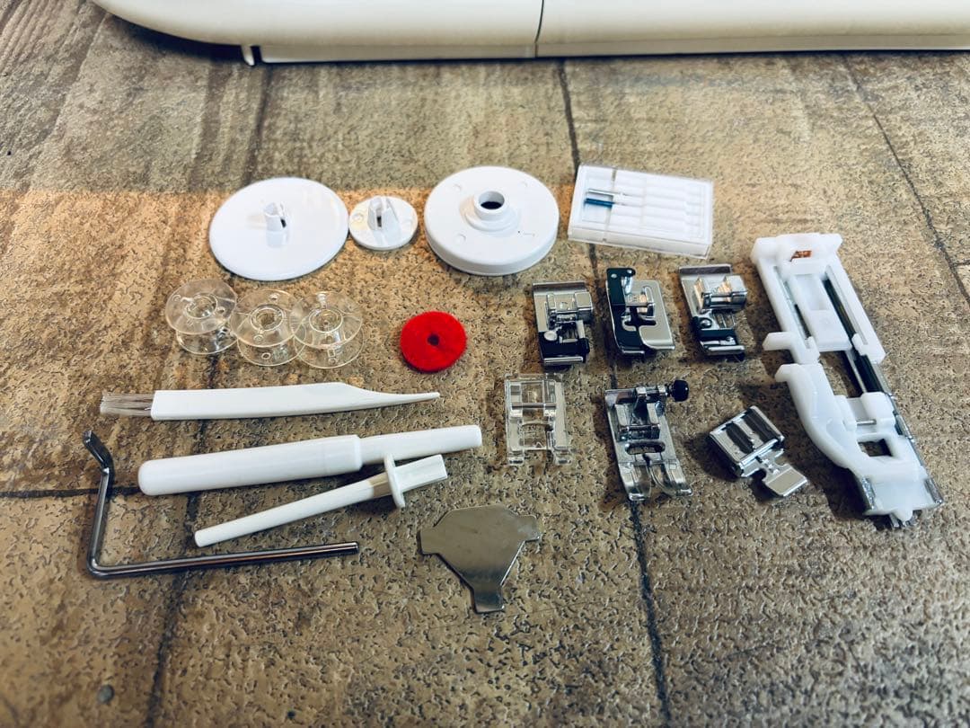 ジャノメ jp500、模様も豊富なパワフル実用ミシン、押え完備！清掃整備済み