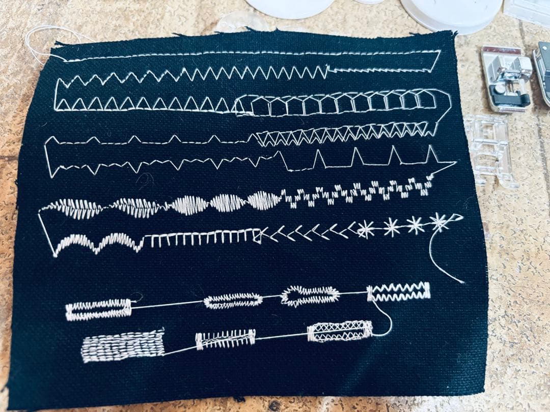 ジャノメ jp500、模様も豊富なパワフル実用ミシン、押え完備！清掃整備済み