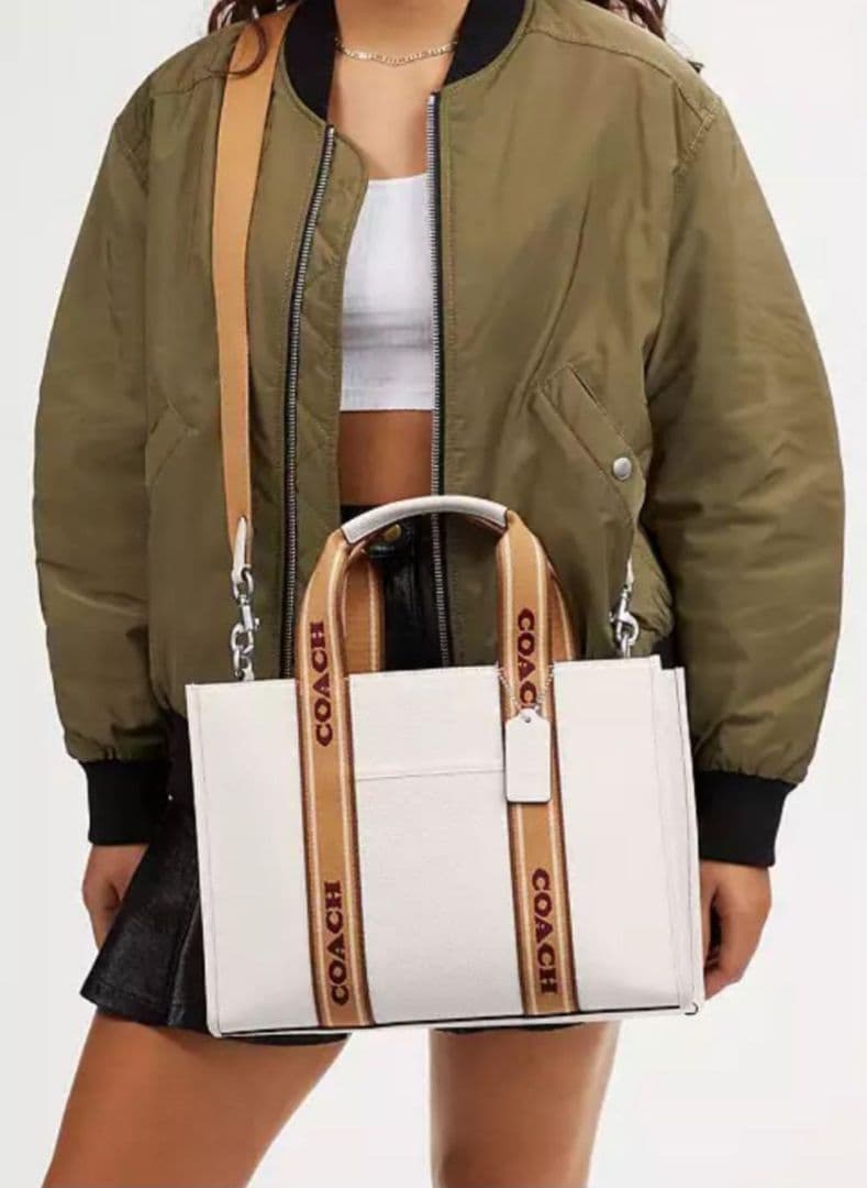 １７、１８日　限定価格　新品未使用タグ付き　コーチCOACH 白スミストート