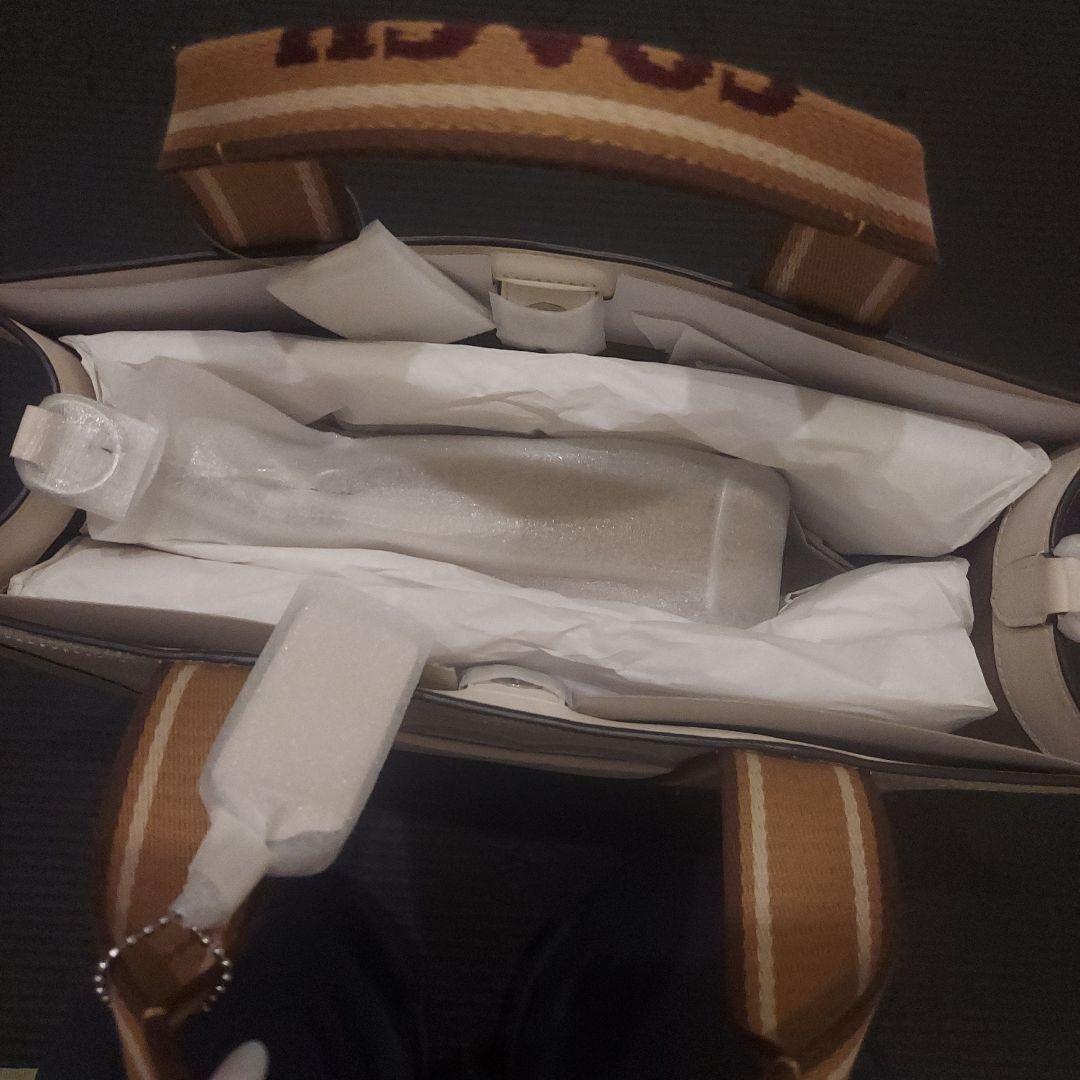 １７、１８日　限定価格　新品未使用タグ付き　コーチCOACH 白スミストート