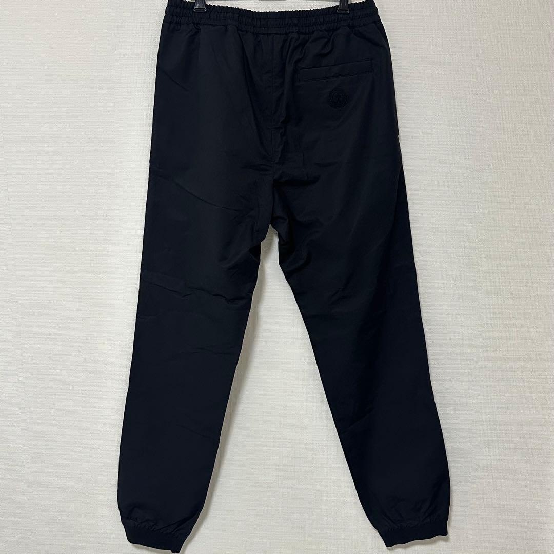 新品タグ付き MONCLER メンズ パンツ ブラック ロゴ