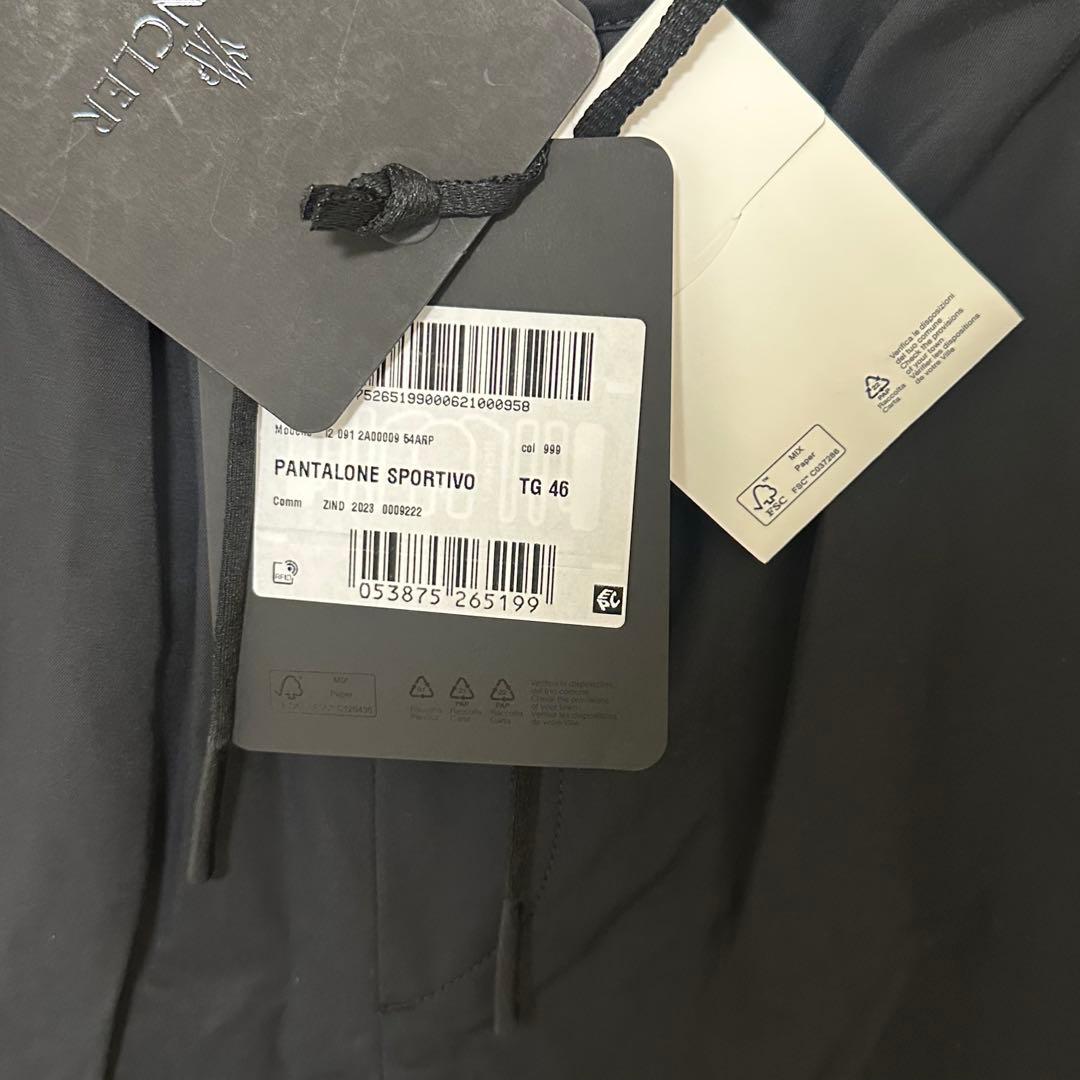 新品タグ付き MONCLER メンズ パンツ ブラック ロゴ
