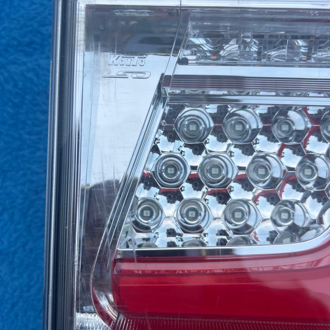 送料無料　小糸LEDテールランプ　ノーマルターン　右　新車外し　欠け有り