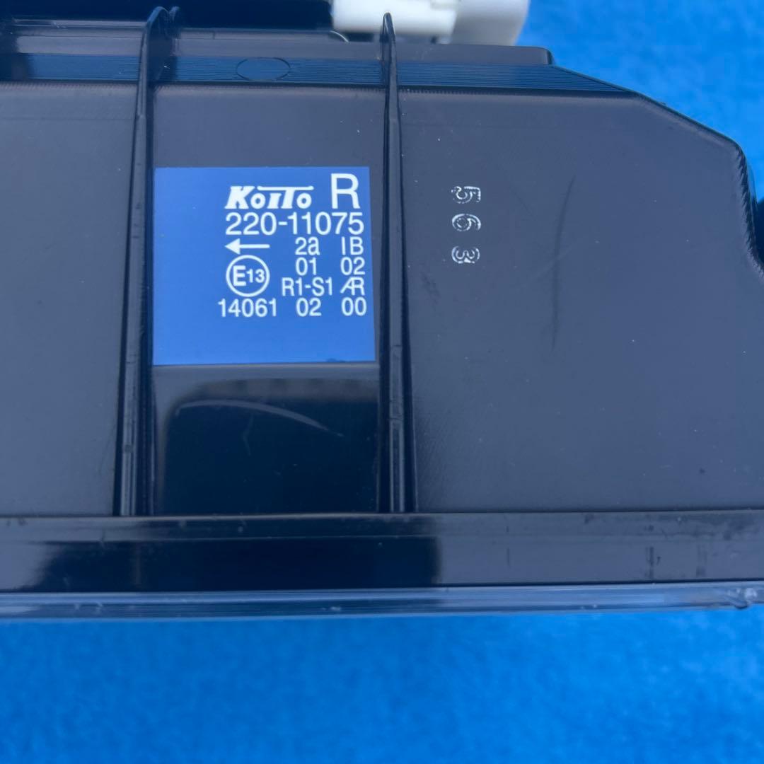 送料無料　小糸LEDテールランプ　ノーマルターン　右　新車外し　欠け有り