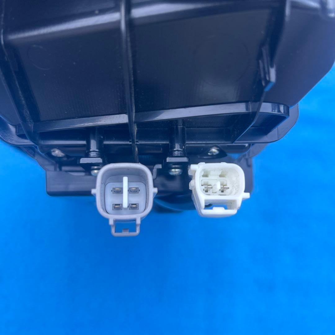 送料無料　小糸LEDテールランプ　ノーマルターン　右　新車外し　欠け有り