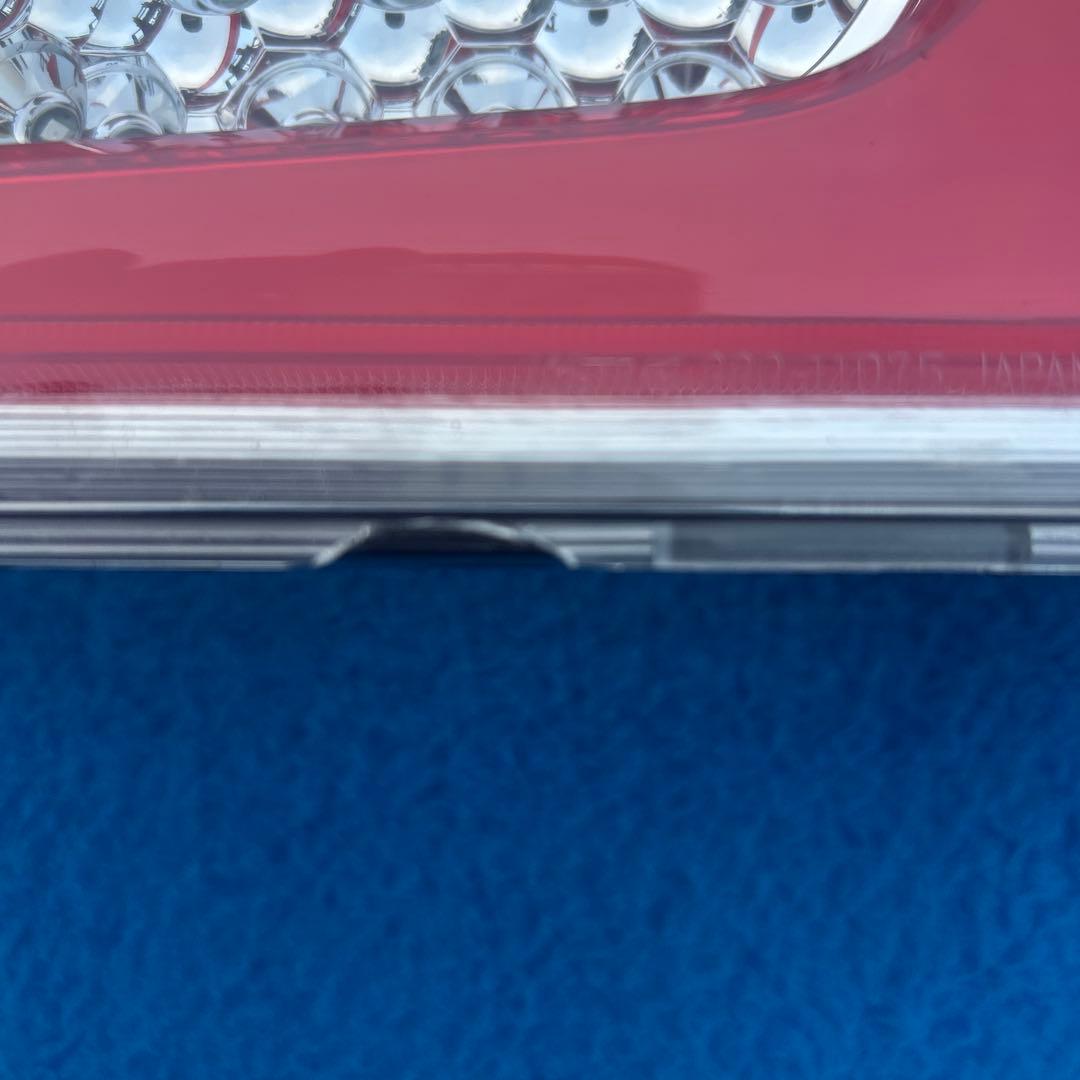 送料無料　小糸LEDテールランプ　ノーマルターン　右　新車外し　欠け有り