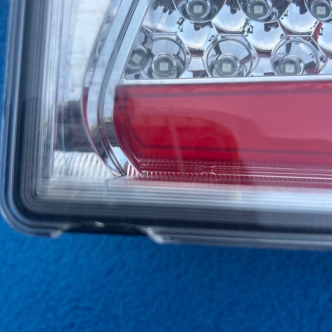 送料無料　小糸LEDテールランプ　ノーマルターン　右　新車外し　欠け有り