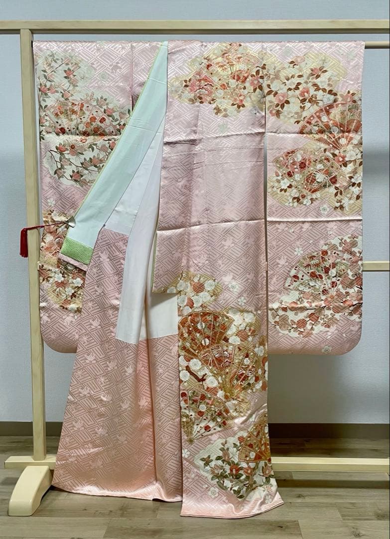 C 美品 吉澤友禅 扇に花々 金駒刺繍 金彩 淡い薄ピンク 正絹 袷 振袖 着物