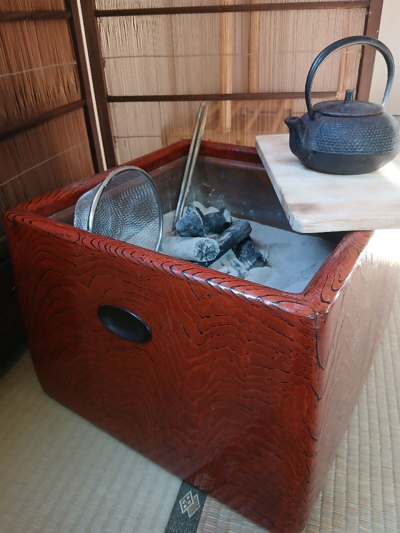 赤い木製火鉢と付属品