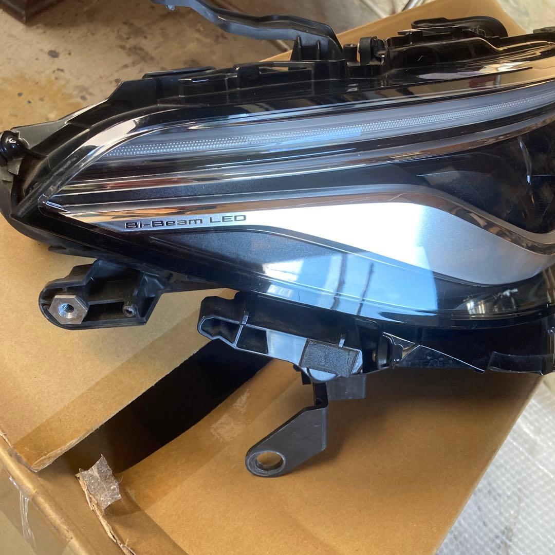 220 クラウン　RS 右ヘッドライト 81145 30K50